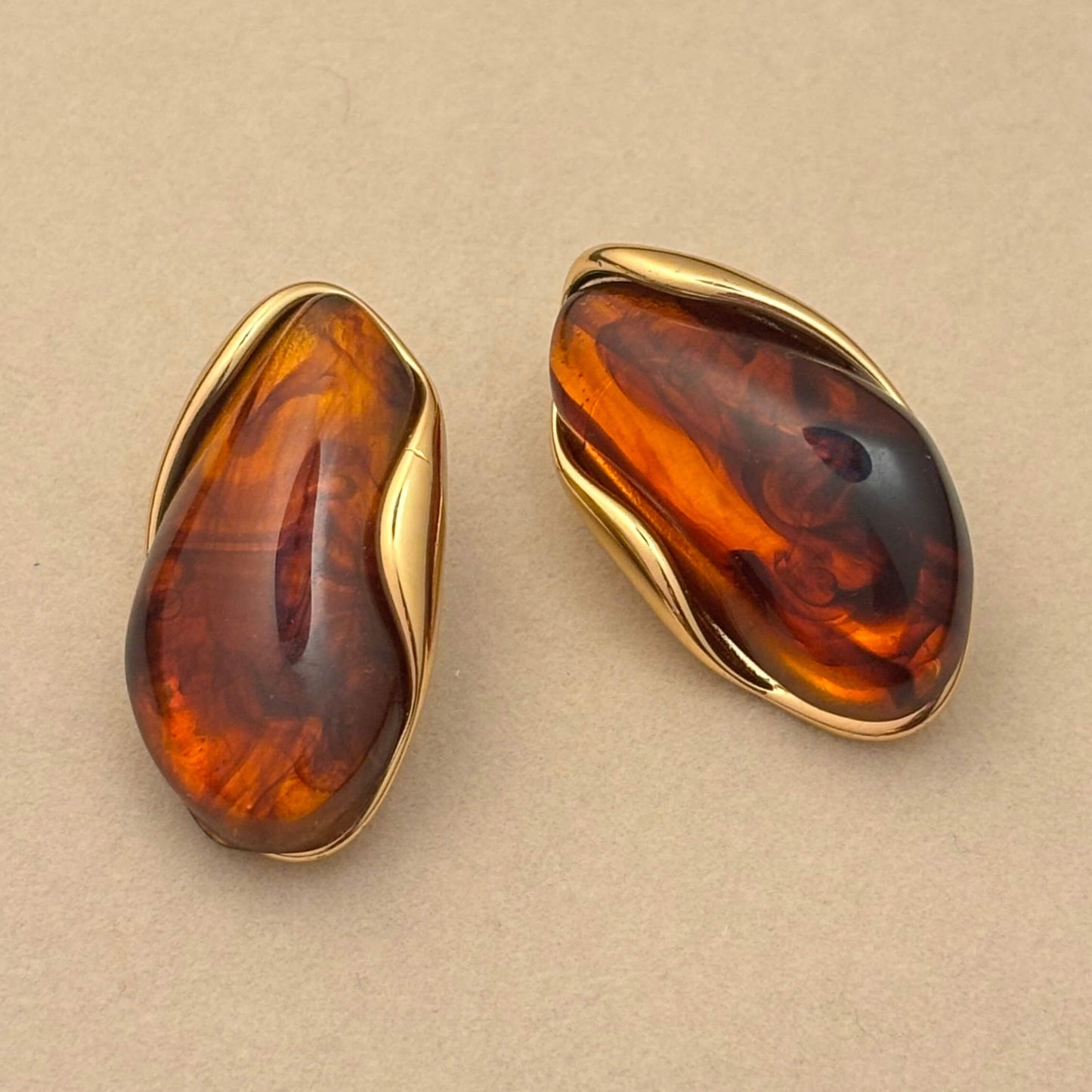 Pair of teardrop resin earrings, caramel amber and dark brown marbled swirls, gold-tone bezel