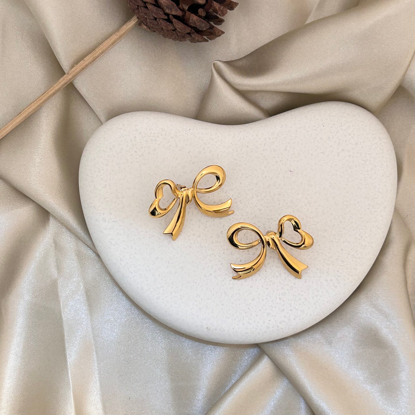 Bow Kiss Earrings - SRYN