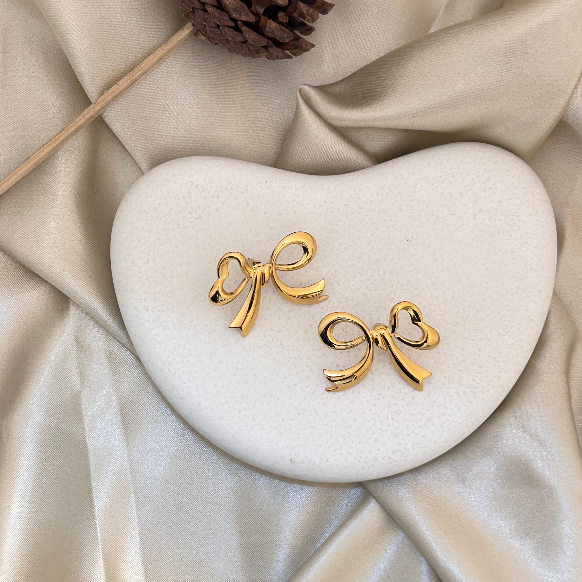 Bow Kiss Earrings - SRYN