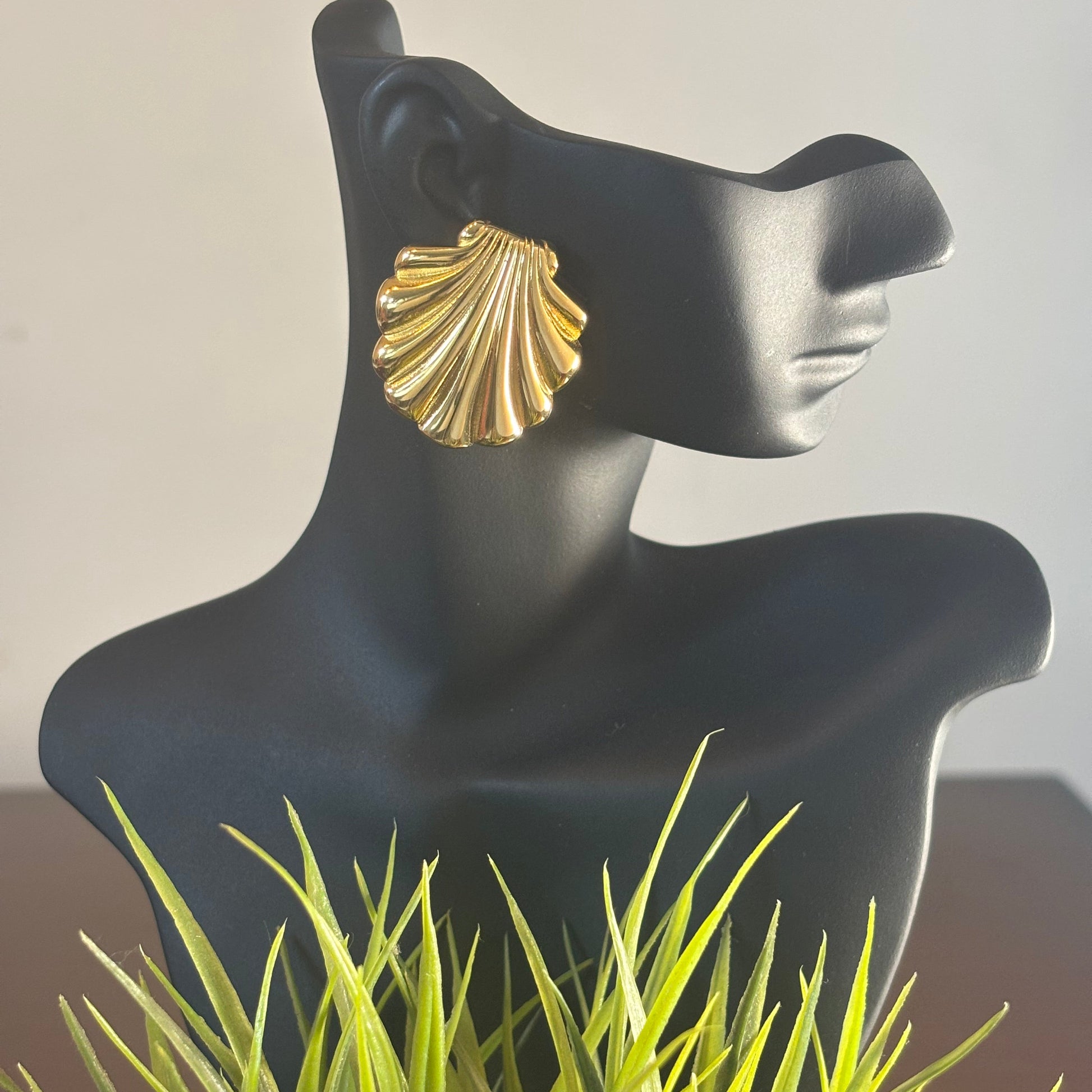 Gold ridged shell stud earring, fan-shaped scallop design